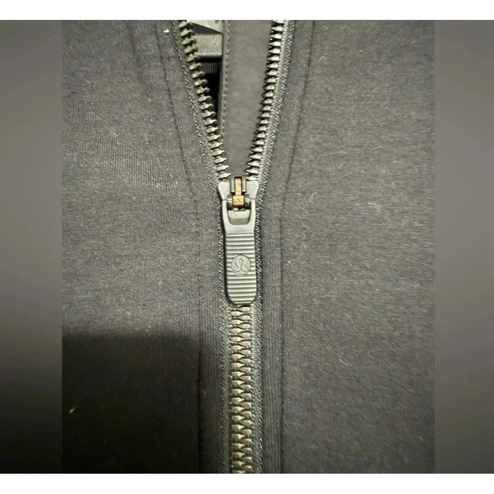 Lululemon size 6 black‎ zip up stretchy bomber jacket with breathable mesh